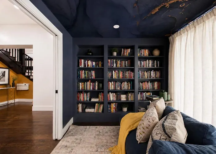Designer 3br Near & Obama Center Ferienhaus